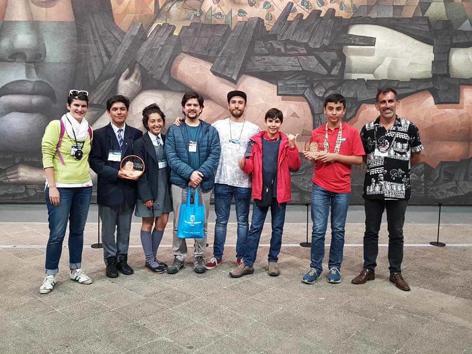 Amelia Bayo, directora del NPF, junto a los grupos ganadores de primeros y segundos lugares, asesorados por el centro a través de Felipe Lagos.