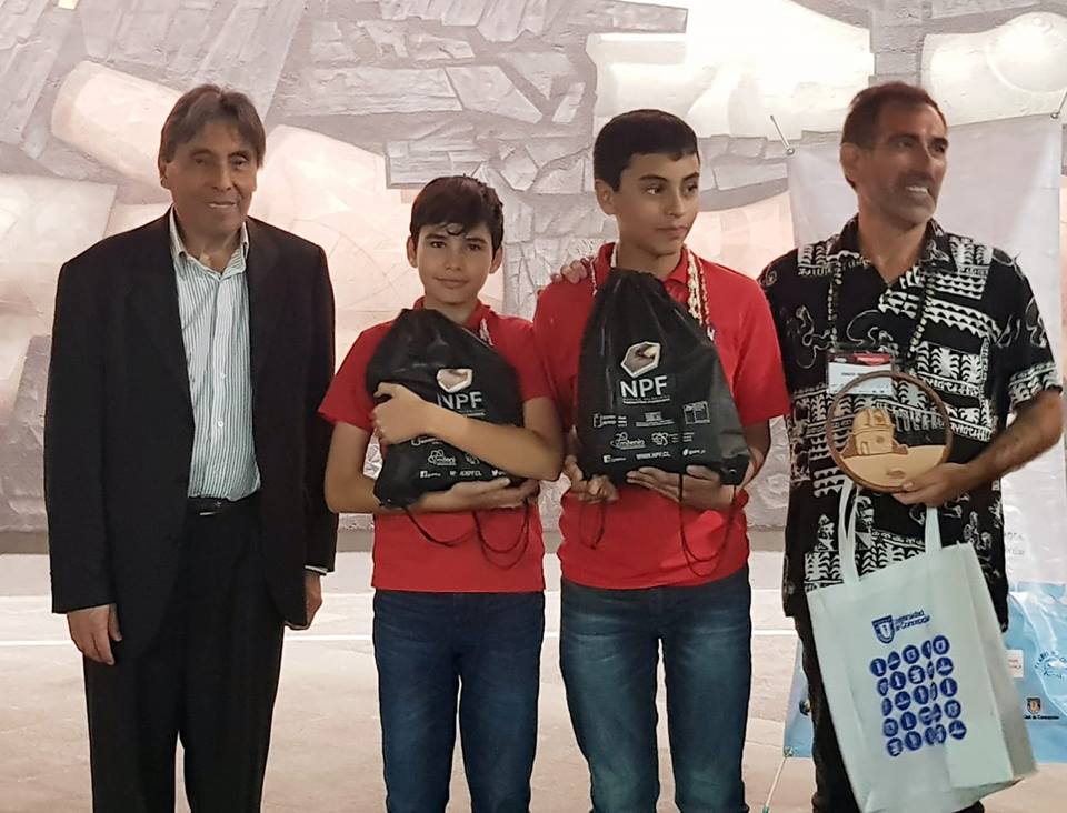 Tavi De Rycke, Samuel Sandoval y Enzo Moglia, junto a Guido Garay, astrónomo de la Universidad de Chile y Premio Nacional de Ciencias Exactas de 2017, quien dictó la charla que abrió la ceremonia de premiación.